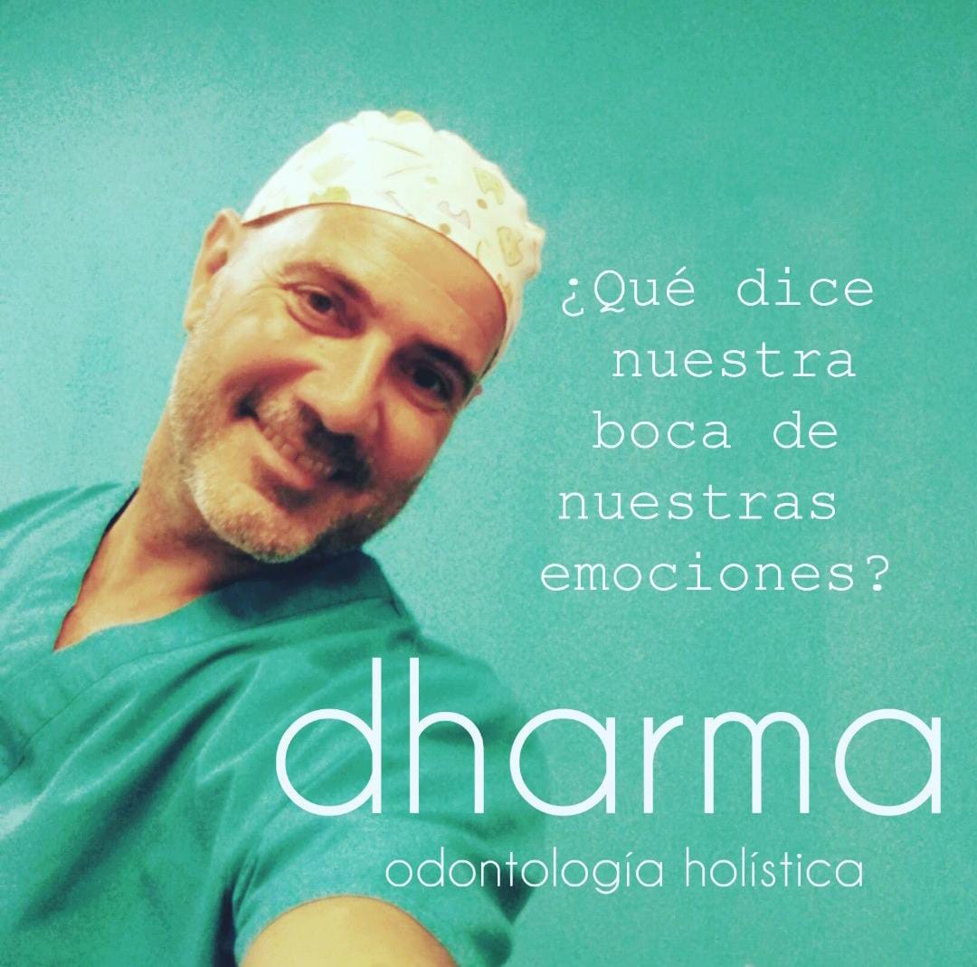 Retrato del Dr. Simo y una frase escrita que pregunta ¿Qué dice nuestra boca de nuestras emociones?