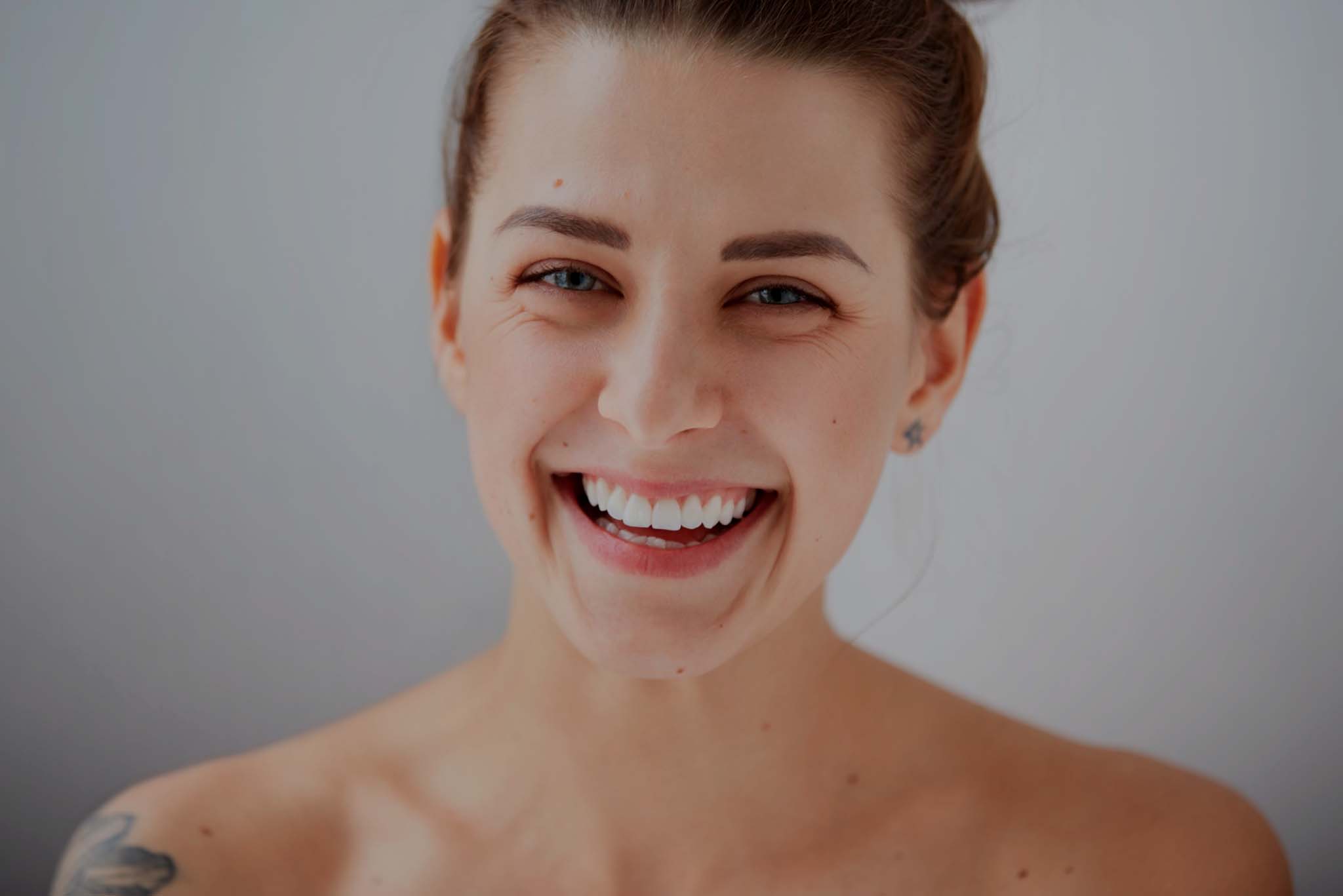 Retrato de una mujer joven sonriendo